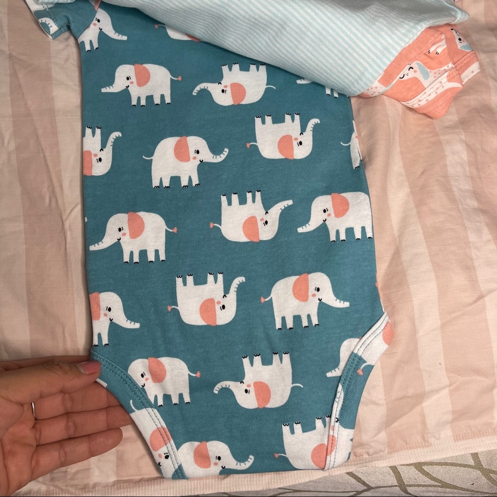 Carter’s 5 Piece Onesies with 3 snap Buttons - Picture 3 of 7